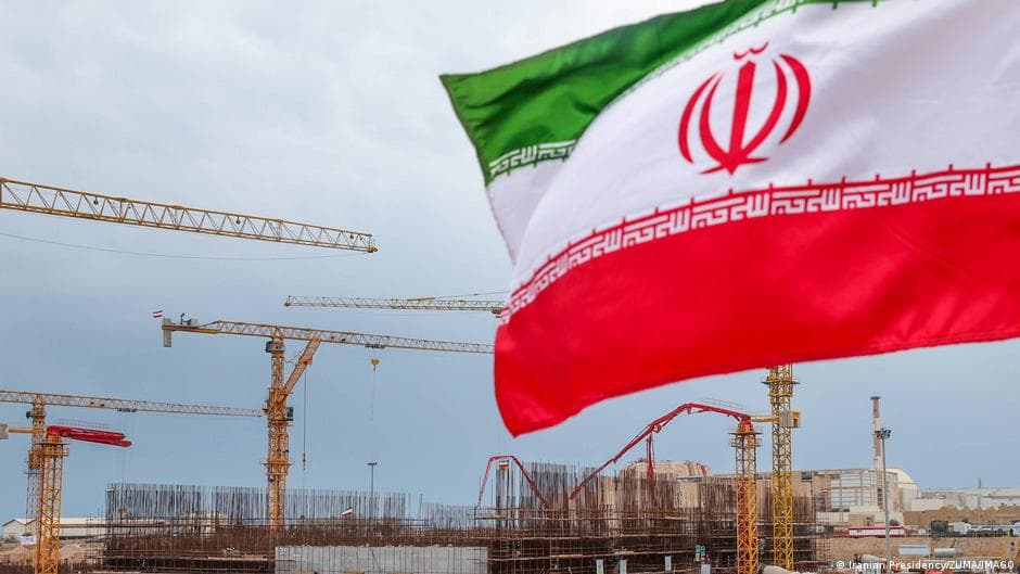 ترامپ و نمایش تهدید: آیا ملاها را نجات می‌دهد؟